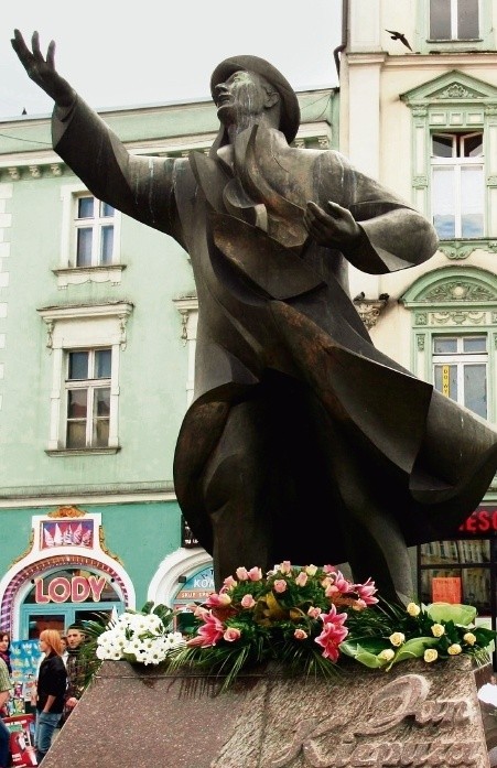 Pomnik Jana Kiepury stoi w centrum Sosnowca