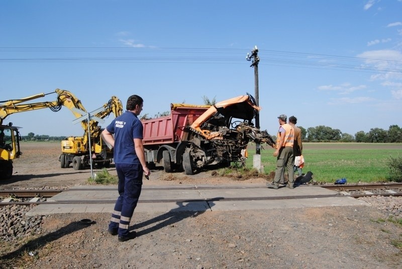 Ciężarówka wjechała pod pociąg na przejeździe w Granowie [ZDJĘCIA]