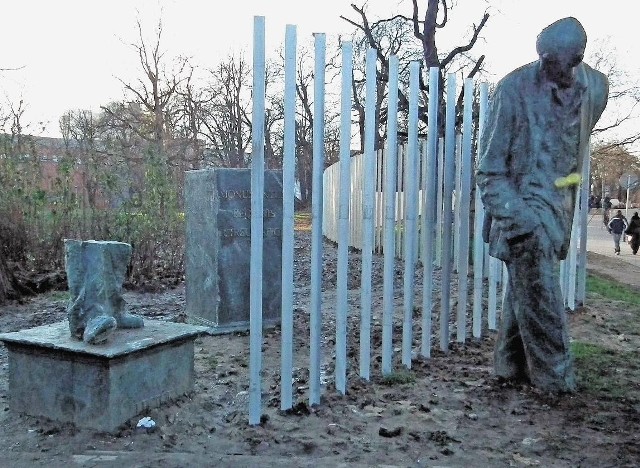 Instalacja rzeźbiarska "Nie-pomnik w montażu" Norberta Sarneckiego stoi w parku przy Starym Browarze od kwietnia