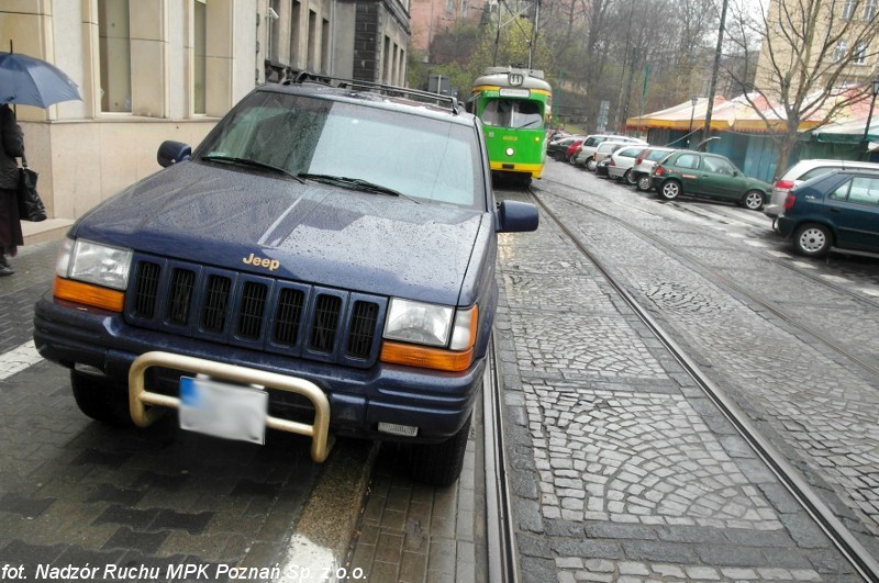 Źle zaparkowane samochody blokują przejazd tramwajom