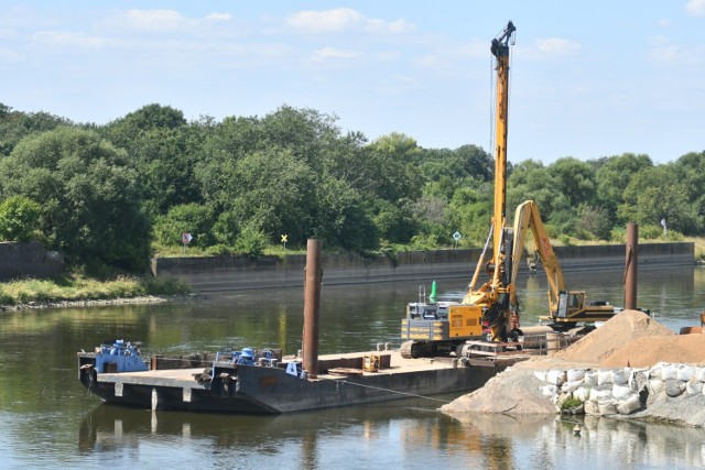 Trwa budowa nowoczesnego mostu kolejowego nad Odrą w Kostrzynie nad Odrą. Inwestycje realizuje strona niemiecka. Jej koszt to 65 mln euro.