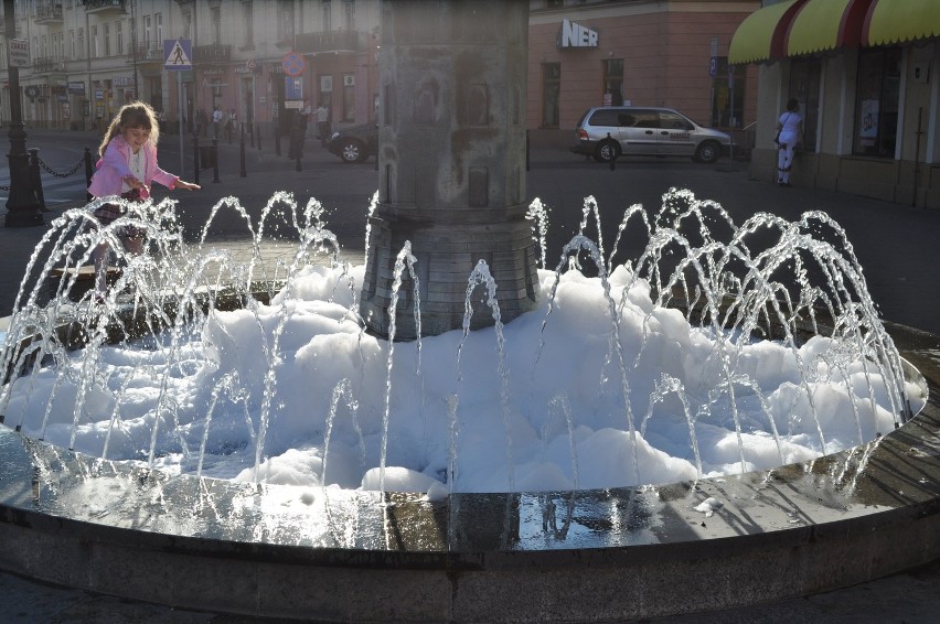 Ktoś znów spienił wodę w fontannie na pl. Wolności (ZDJĘCIA)