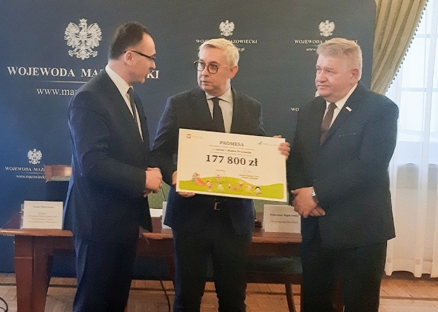Burmistrz Przysuchy Tomasz Matlakiewicz (z lewej) odebrał...