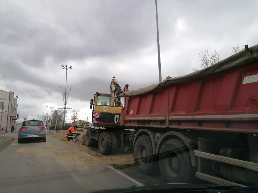 Przebudowa drogi 713 przez Tomaszów. Trwają prace przy przebudowie Ronda Dmowskiego [ZDJĘCIA]