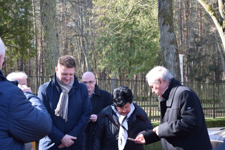 Joanna Senyszyn na cmentarzu żołnierzy radzieckich w Lęborku: nie dajmy sobie wmówić, że oni nas nie wyzwalali  [ZDJĘCIA]