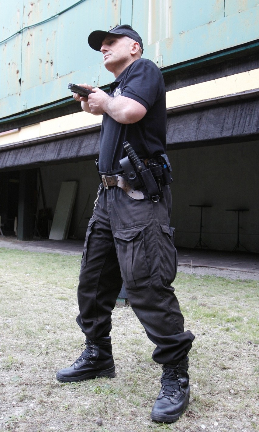 Policjant składający się do strzału KLATKA PO KLATCE