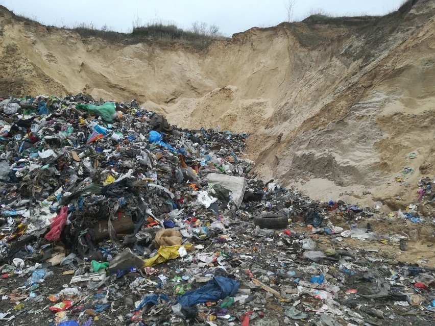 Nielegalne wysypisko śmieci koło ujęcia wody wykryto w Małkowie w gminie Warta. Sanepid...