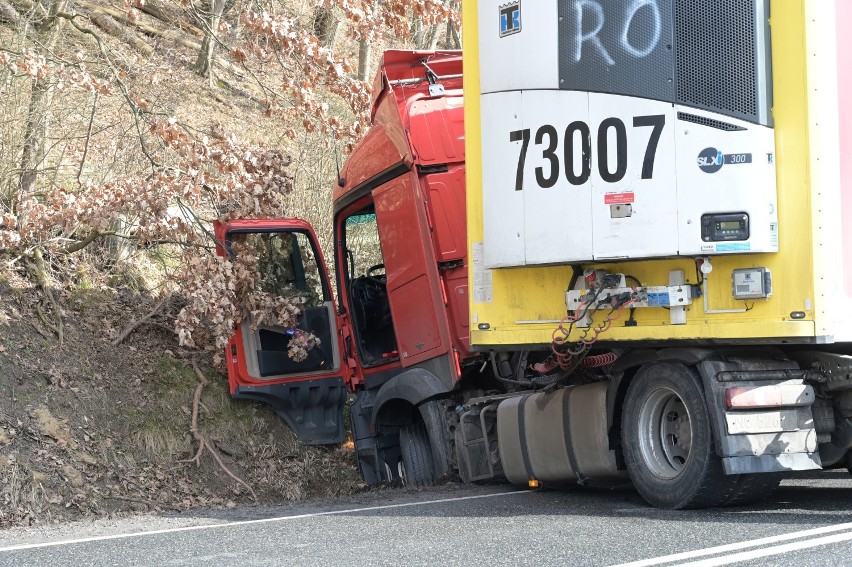 W Kłódce pod Grudziądzem samochód ciężarowy wjechał do rowu