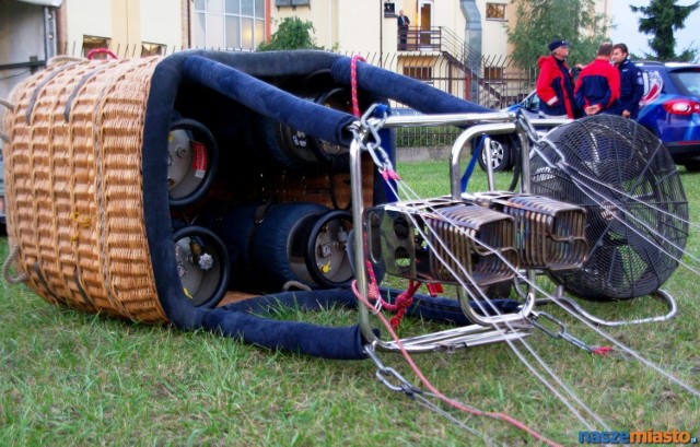 Nocny pokaz balonów pod Akwawitem w Lesznie. Rozpoczął się XXII Balonowy Puchar Leszna i balonowe Pre-Mistrzostwa Świata Kobiet.