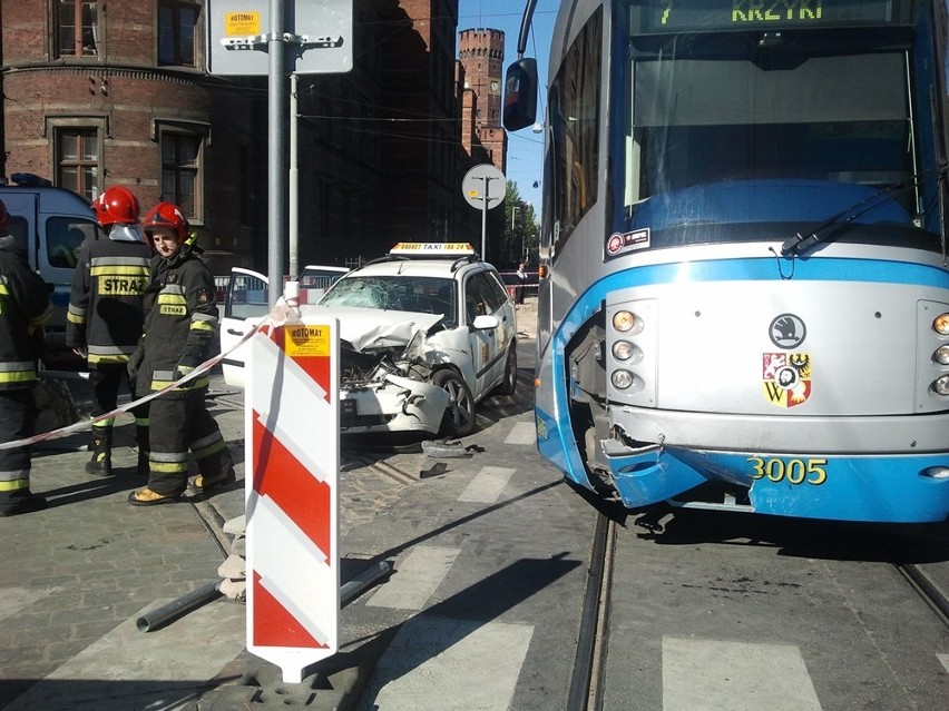 Wrocław: Zderzenie taksówki z tramwajem Skody (ZDJĘCIA)