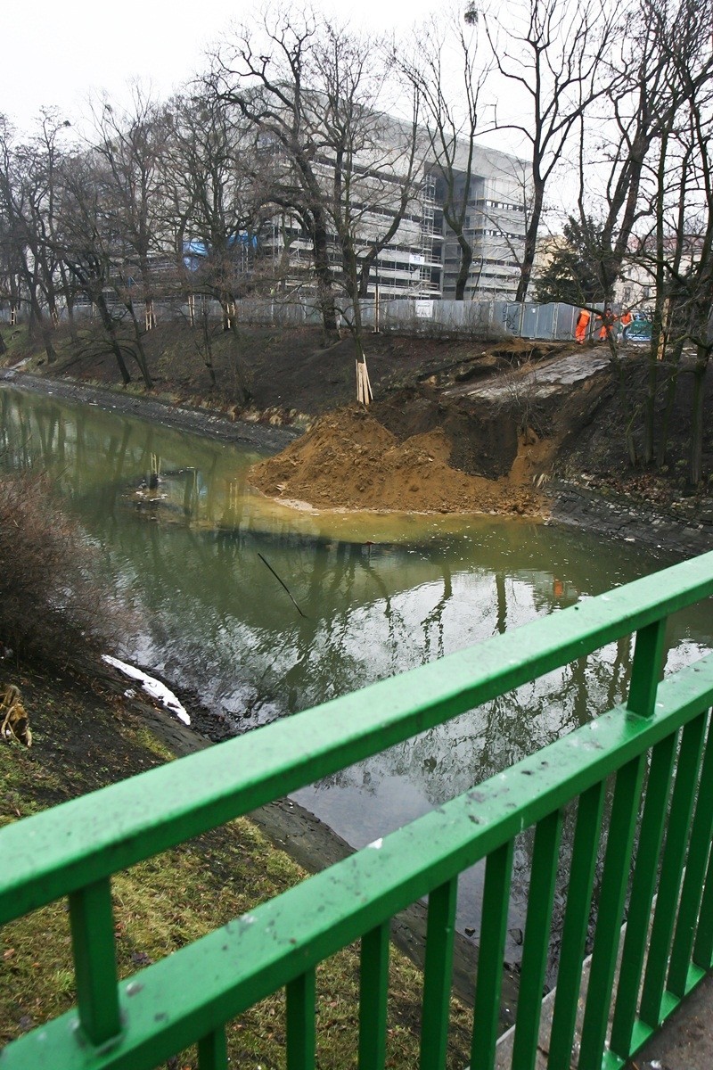 Wrocław: Zasypują fosę, żeby ją zmodernizować (ZDJĘCIA)