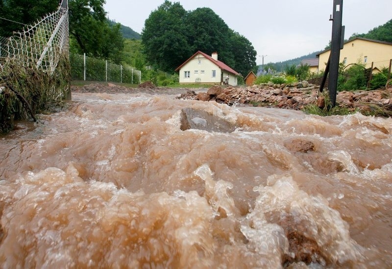 Głuszyca, Łomnica: Trwa wielkie sprzątanie po powodzi. ZDJĘCIA I FILMY