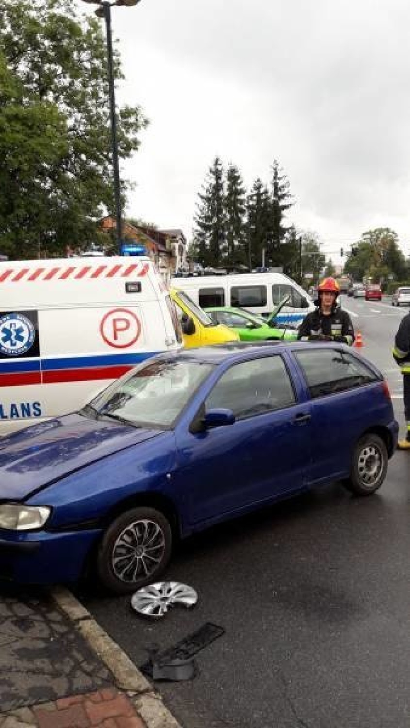 Wypadek na ul. Nawojowskiej, zderzyły się dwa samochody osobowe