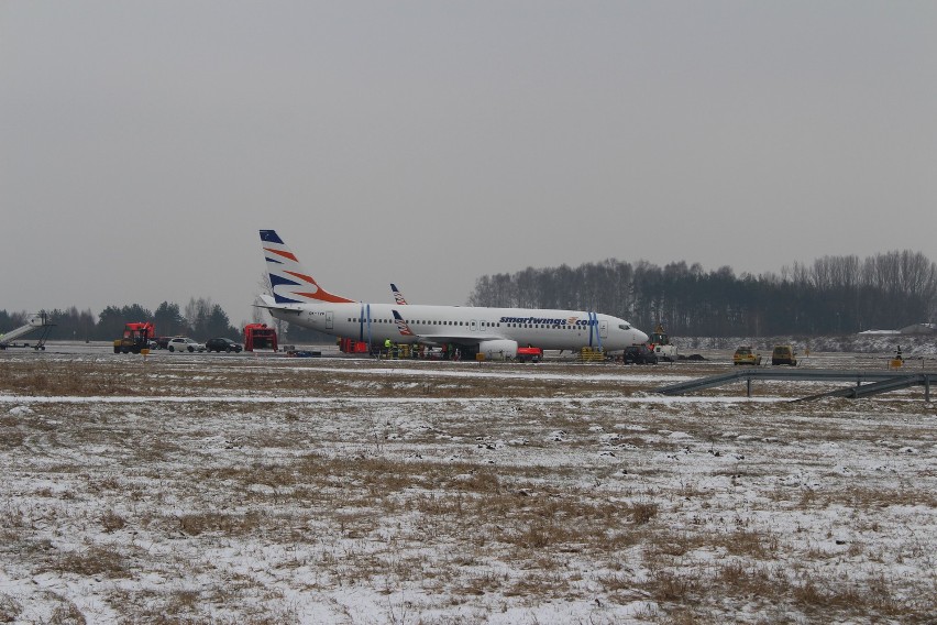 Lotnisko Pyrzowice: Usuwanie samolotu, który wypadł z pasa [ZDJĘCIA CZYTELNIKA]