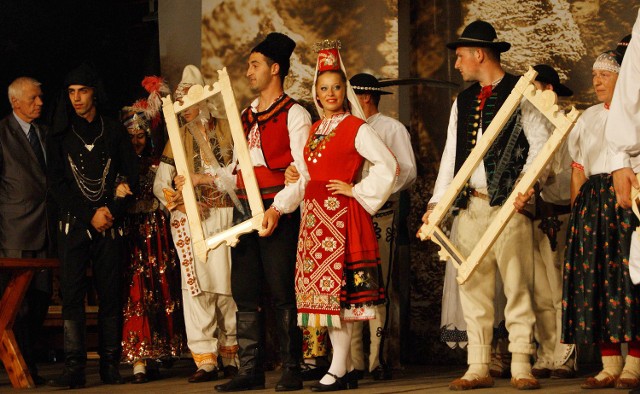 Zespół z Bułgarii (po lewej) dostał Złotą Ciupagę w kategorii folkloru stylizowanego