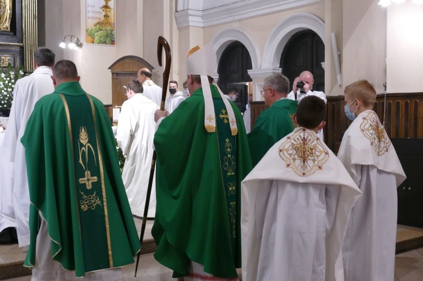 Uroczysta msza w kościele św. Antoniego w Tomaszowie zainaugurowała 100-lecie Diecezji Łódzkiej [ZDJĘCIA]