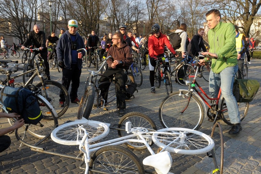 Ghost bike: Lubelscy rowerzyści uczcili pamięć rowerzystki