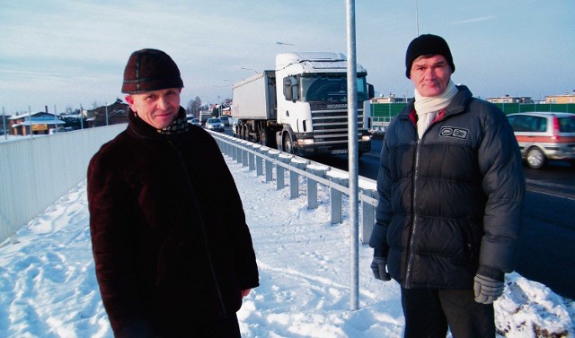 Józef Sobik i Marek Polczyński z Rownia czekają na wyprowadzenie ciężarówek z dzielnicy