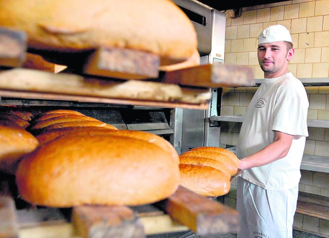 Piekarz Ireneusz Remuszko z Piekarni Tradycyjnej Pęzioł piecze chleb z droższej mąki