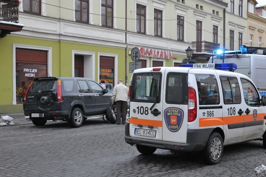Wypadek radiowozu straży miejskiej na Piotrkowskiej [ZDJĘCIA]