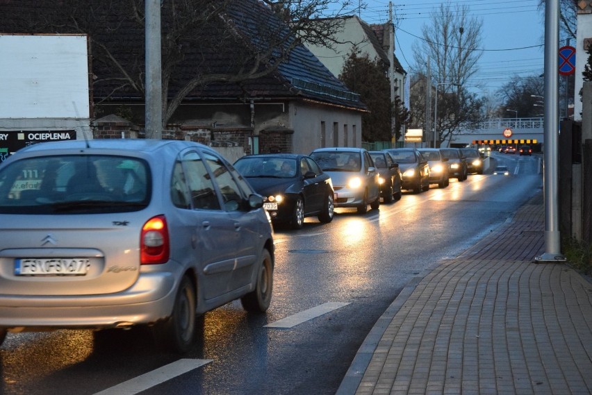 Zielona Góra. 20 grudnia 2019 rok. Droga pod wiaduktem przy...