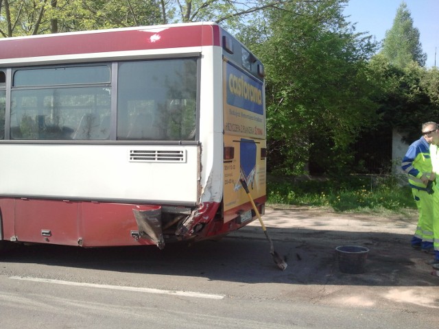 Samochód osobowy zderzył się z autobusem na Rąbieńskiej.
