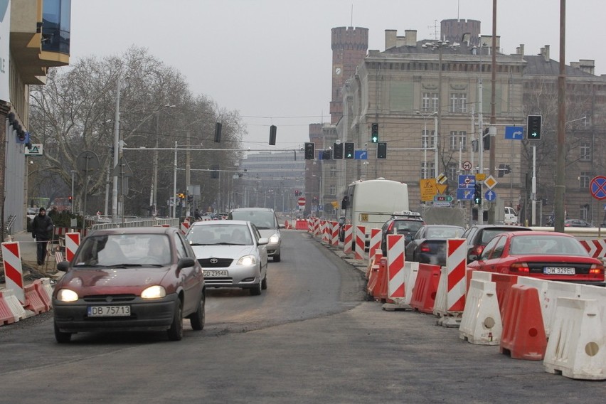Remontują plac Orląt Lwowskich. Korkują się Podwale i Robotnicza (ZDJĘCIA)