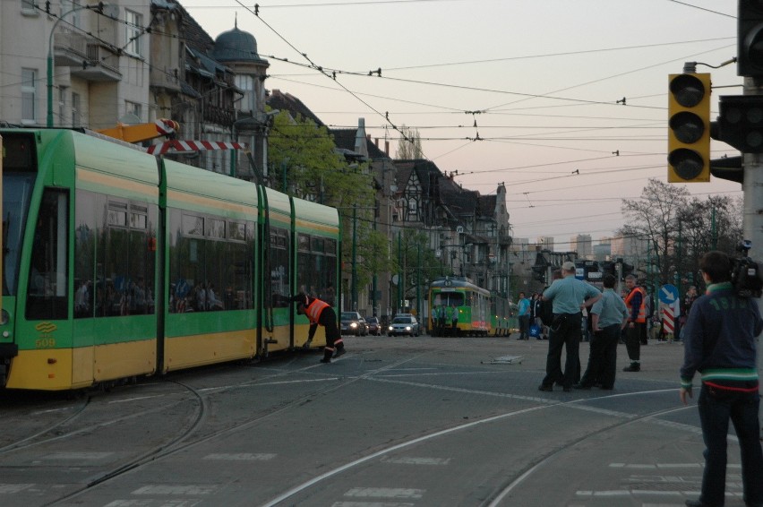 Poznań: Zablokowany Most Teatralny - tramwaj wypadł z szyn (ZDJĘCIA)