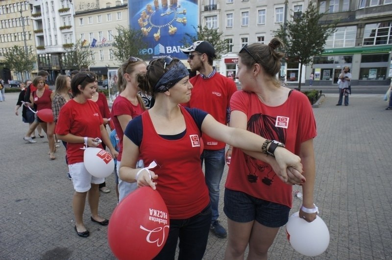 Poznań: Wolontariusze &quot;Szlachetnej Paczki&quot; odtańczyli poloneza na placu Wolności [ZDJĘCIA]