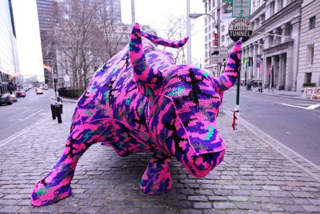 Ważący ponad trzy tony "Szarżujący byk", symbol Wall Street "ubrany" przez Agatę Oleksiak.