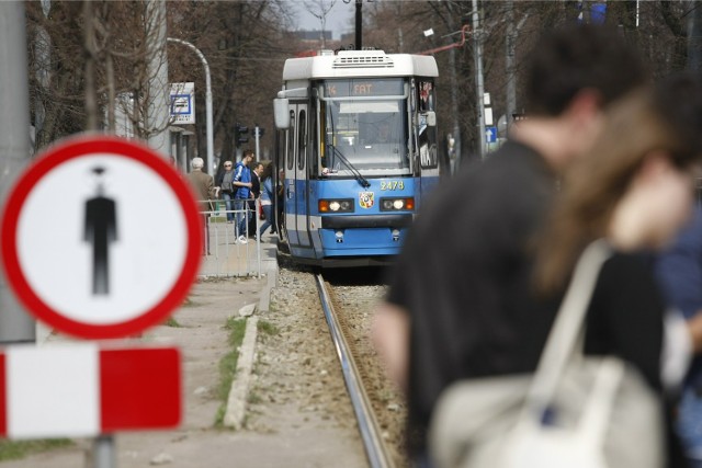 Mieszkańcy chcą łącznika między peronami przy ul. Powstańców Śląskich i przystankiem Wielka