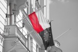 Jak prawidłowo wieszać polską flagę? Poradnik na Święto Niepodległości