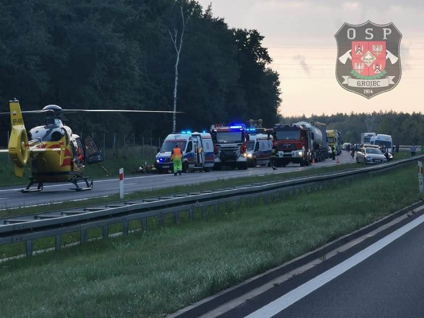 Wypadek na autostradzie A4 w Chrzanowie. Samochód dachował, cztery osoby ranne. W akcji helikopter LPR