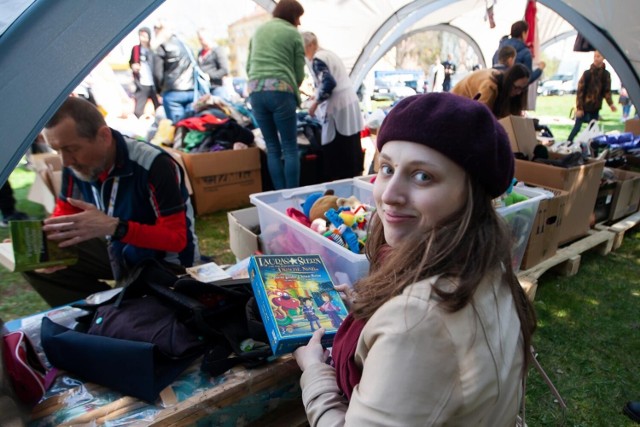 W ramach wiosennej odsłony akcji „Niedziela (nie)Handlowa” można było przynieść np. zabawki, książki, naczynia, rękodzieło, ubrania... i podzielić się nimi z innymi. Chętni mogli też wybrać coś dla siebie. W czasie niedzielnego pikniku i poświątecznej wymiany była też okazja do skosztowania barszczu ukraińskiego oraz pierogów.