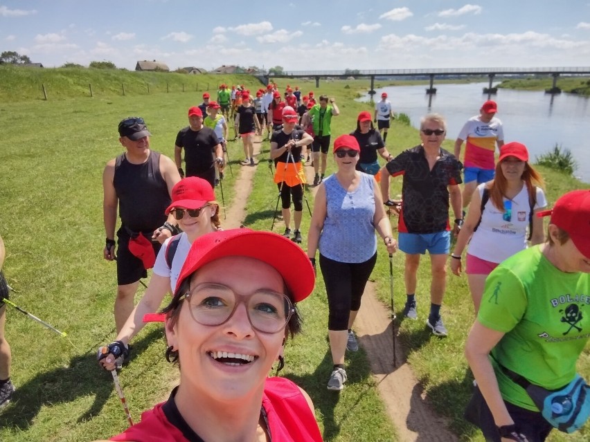 Marsz Tropem Sieradzkich Mostów. W trasę ruszyli miłośnicy nordic walking. Na wędrówkę zaprosił NWPL Garrosa Team Sieradz ZDJĘCIA