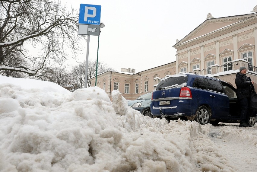 Płatne miejsca postojowe w Lublinie zasypane śniegiem. Jak parkować? (ZDJĘCIA)