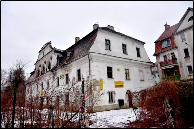 Lwi Gród jeden z nielicznych ocalałych obiektów po upadłym w drugiej połowie XIX w. uzdrowisku Stary Zdrój (niem. Altwasser), obecnie dzielnicy Wałbrzycha jest bliski zawalenia się