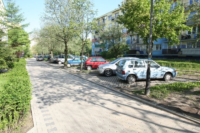 Część nowych miejsc parkingowych w rejonie skrzyżowania ul. Klonowej i ul. Lutomierskiej w SM "Klonowa" już powstała.