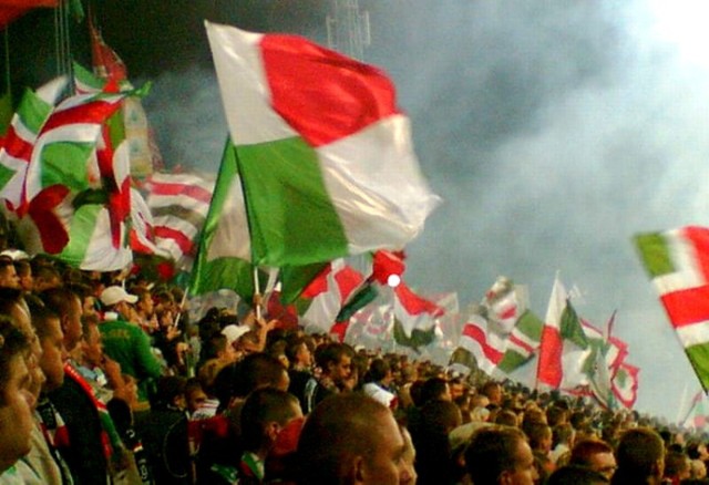 Polonia - Legia: transmisja online w internecie. Na zdjęciu: kibice Legii podczas wygranych 1:0 derbów z Polonią Warszawa w 2005 roku
