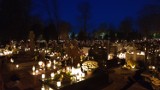 Cmentarz w Piotrkowie wieczorem we Wszystkich Świętych 2021. Rekordowy wynik kwesty ZDJĘCIA