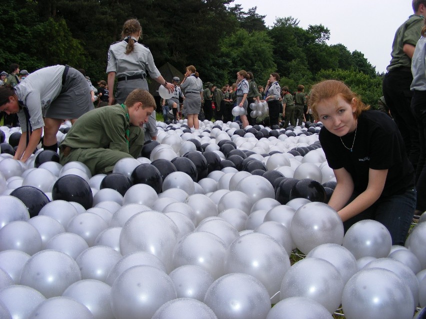 Do  bicia  rekordu przygotowano 8 tysięcy balonów . Zużyto...