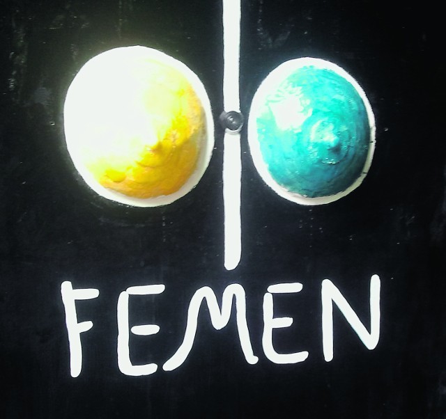 Znak na drzwiach prowadzących do siedziby Femenu