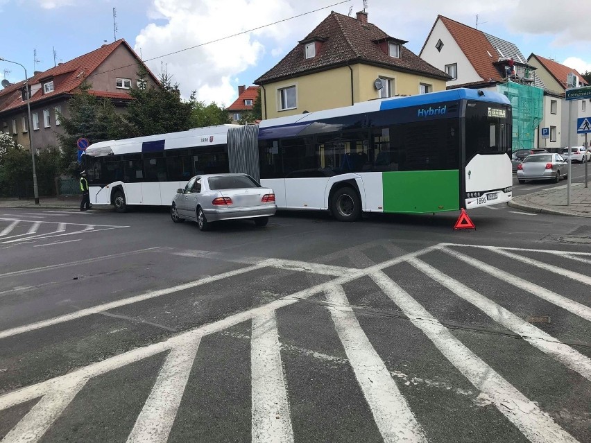 Kolizja autobusu z osobówką na skrzyżowaniu ul. Łukasińskiego i Czorsztyńskiej w Szczecinie [ZDJĘCIA]
