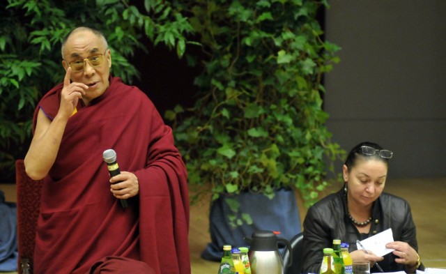 Dalajlama - duchowny przywódca Tybetu 

"Codziennie rozwijacie swój intelekt i wiedzę, ale proszę, rozwijajcie też swoją osobowość i wnętrze. Nie hodujcie złych uczuć, ale konstruktywnie zastępujcie pozytywnymi a zobaczycie, że taka zmiana jest potrzebna i możliwa" - mówił do studentów Uniwersytetu Jagiellońskiego Dalajlama w 2008 roku zaraz po tym jak odebrał doktorat honoris causa UJ.

Podczas konferencji prasowej przywódca religijny Tybetu powiedział także,że "przyszłość jednostki zależy od wszystkich ludzi. Zawsze się zastanawiam, co mogę zrobić dla ogólnego dobra".