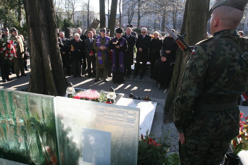 8:41 w Katowicach: Biły dzwony, prawie 100 osób na cmentarzu [ZDJĘCIA]