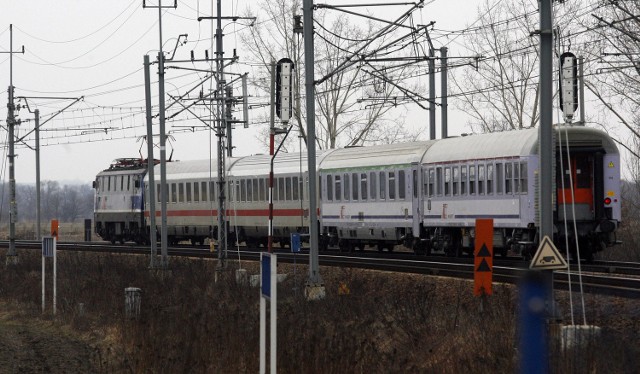 Kibice ŁKS zatrzymali pociąg jadący do Wrocławia