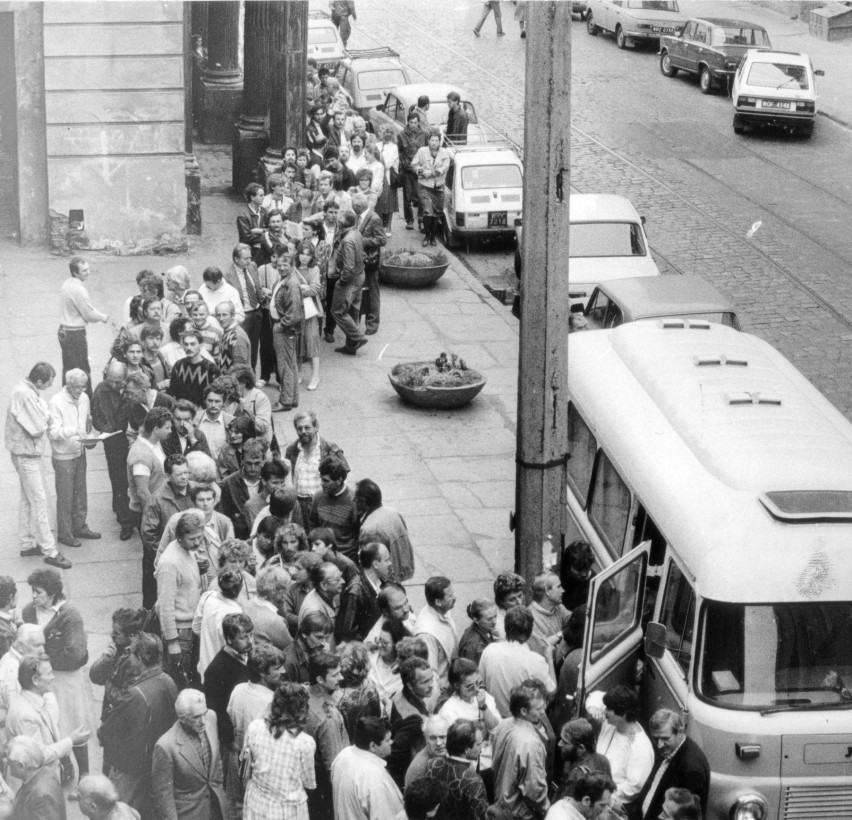 1989 rok, kolejka po akcje Drewbudu do banku przy ulicy Wita...