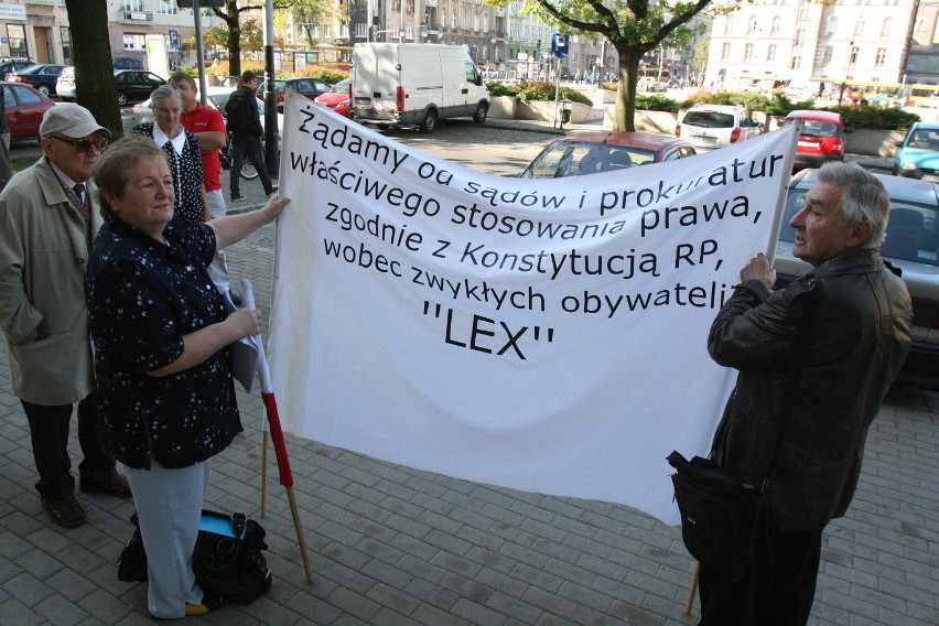 Protest działaczy stowarzyszenia "Stop bezprawiu w Polsce"