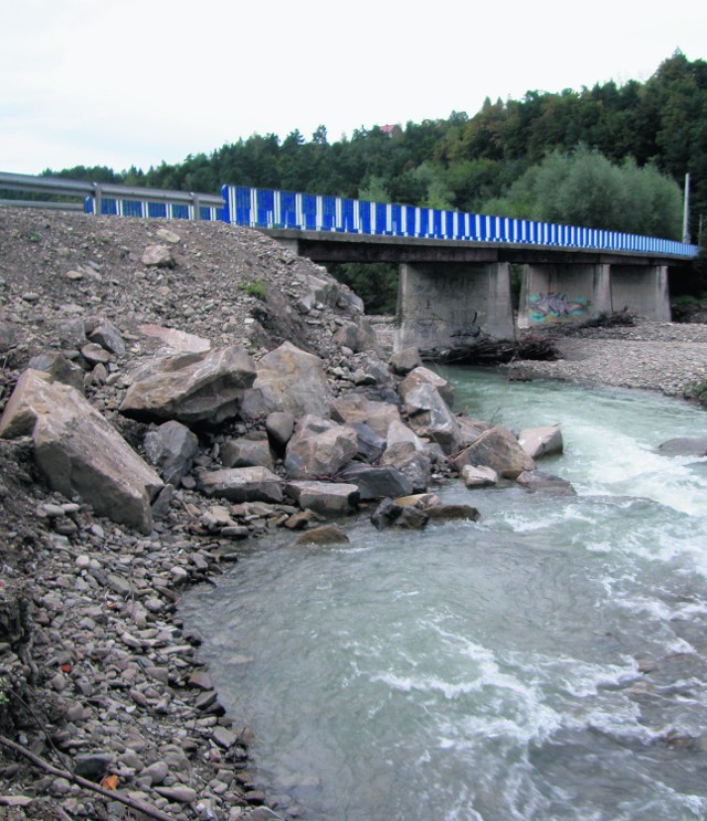 Rzeka Kamienica zaczyna podmywać odbudowany po powodzi przyczółek mostu w Nawojowej
