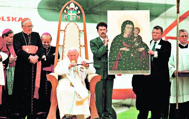 Gliwice, 17 czerwca 1999 rok - Jan Paweł II na spotkaniu z wiernymi przełamał powagę ceremoniału. Prawie wszyscy płakali